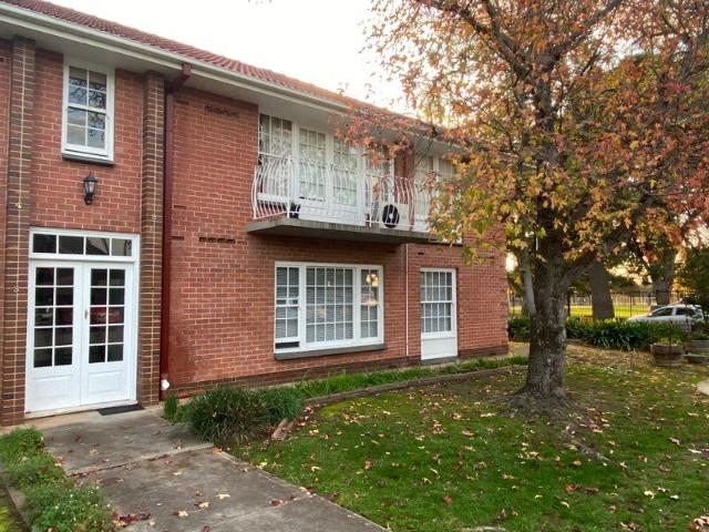 Beautiful and Spacious 2 Bedroom Ground Floor Unit in a Prime Location