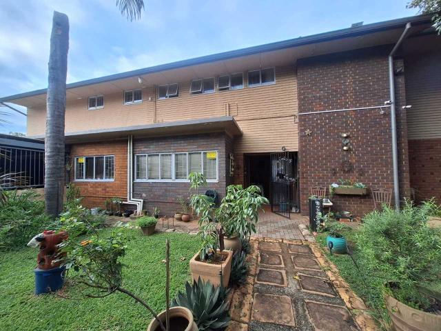 BEAUTIFUL AND SPACIOUS 4 BEDROOM HOUSE WITH POOL IN PRETORIA GARDENS