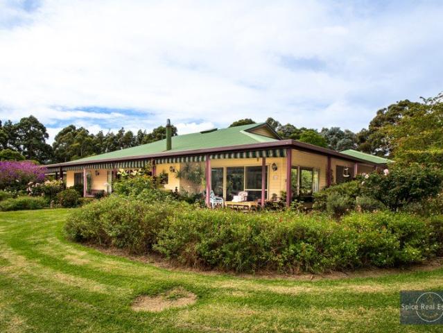 Acreage on the doorstep of Town with Airbnb bonus