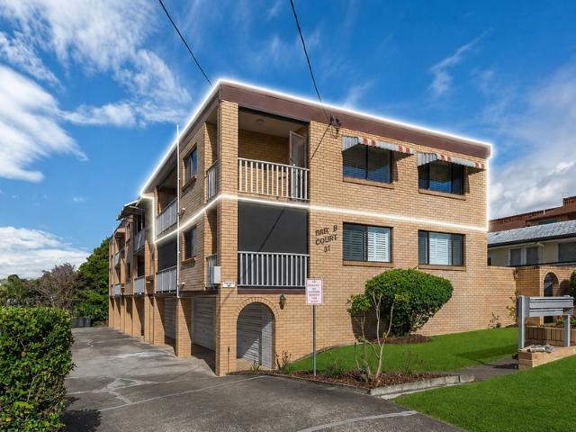 Beautiful, airy unit in the best pocket of Coorparoo!