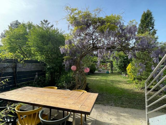 Beautiful apartment + garden with perfect public transport