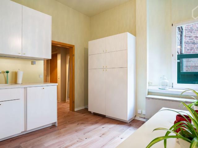 Beautiful apartment in historical building / 4 min walk to main station Düsseldorf / quiet tree avenue, Dusseldorf Amsterdam Apartments for Rent