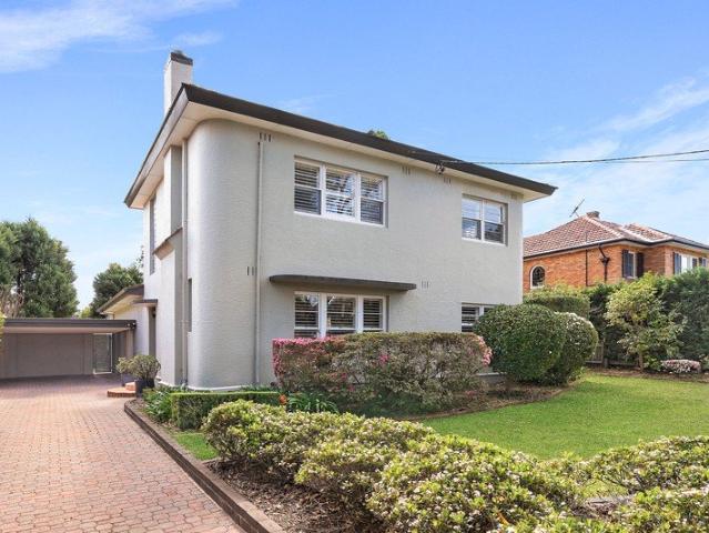 Beautiful Avenue's residence level north to rear with 20m frontage
