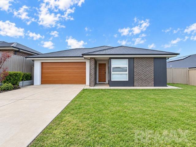 Beautiful Boorooma Home