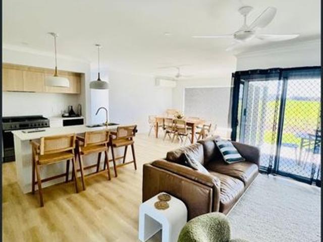 Beautiful Bargara New style coastal home furnished or unfurnished