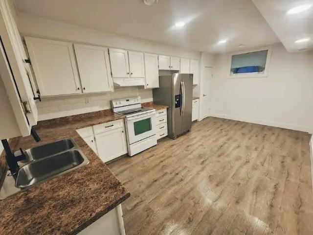 Beautiful Basement Suite PRIVATE SEPERATE ENTRANCE