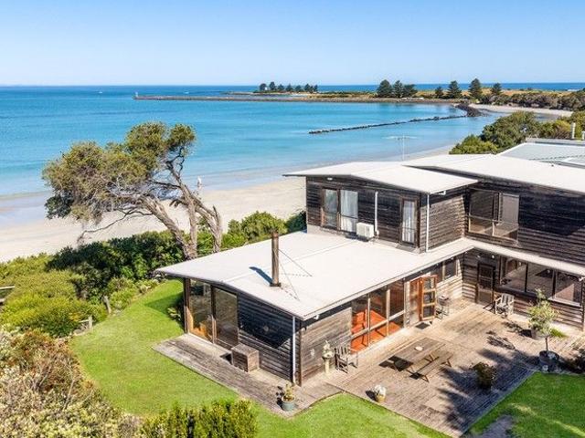 Beautiful beachfront haven with sweeping views of Port Fairy Bay and beyond