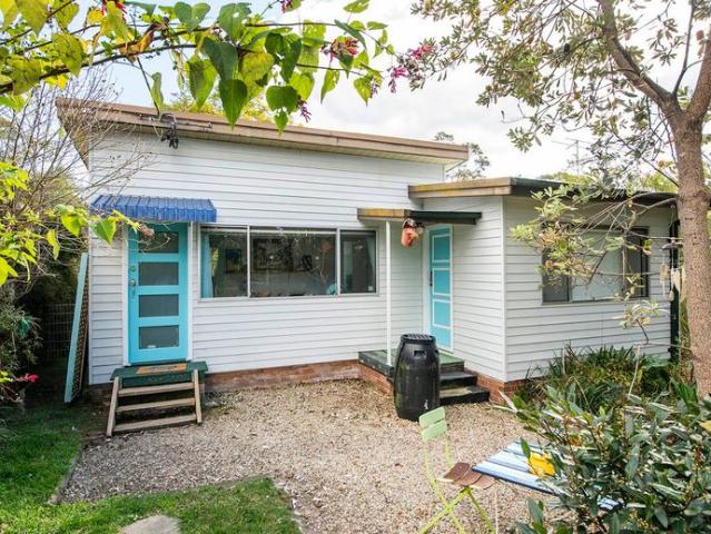 Beautiful Blue Mountains Cottage with Bushland Outlook