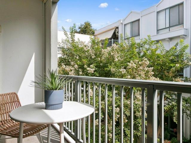 Beautiful & bright newly refurbished 2 bed apartment