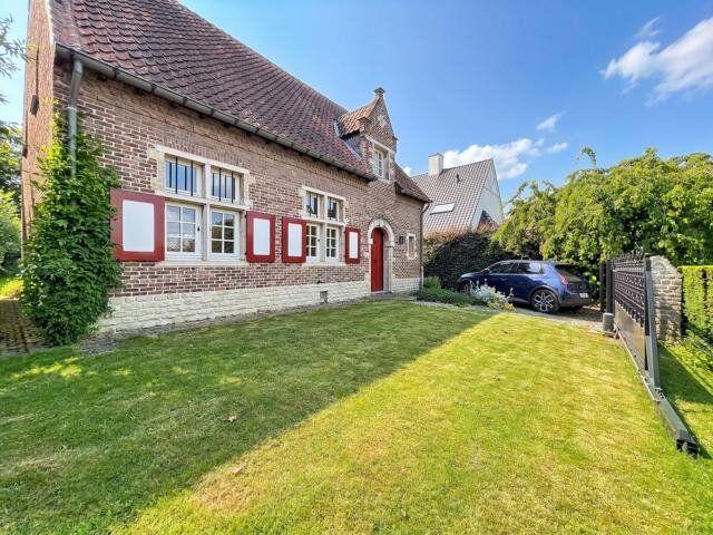 Beautiful bright 2 bedroom house with garden & double garage