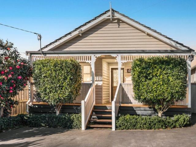 Beautiful Bungalow: 200m to CBD, 1km to the Bay