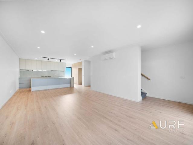 Beautiful garden view townhouse located in the heart of Altona North