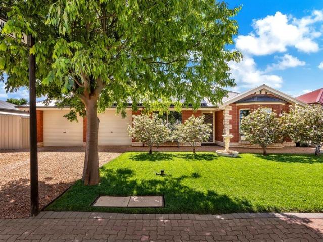 Beautiful Gardens and Brilliant Living on Becker Street!