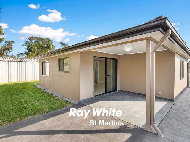 BEAUTIFUL GRANNYFLAT WITH GARAGE WALK TO STATION