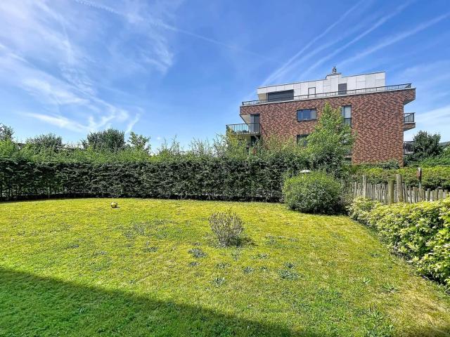 Beautiful ground floor apartment with 3 bedrooms and garden