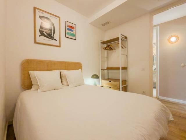 Beautiful double bedroom next to Glories, at the crossing of Eixample and Poblenou