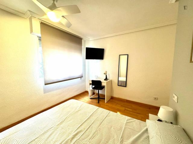 Beautiful double bedroom well connected to the city center