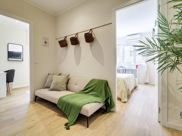 Beautiful double bedroom with a balcony, in El Raval