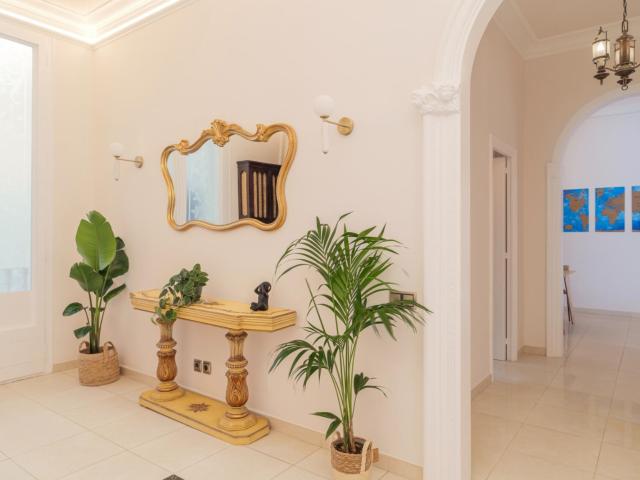 Beautiful double bedroom with balcony in central Barcelona