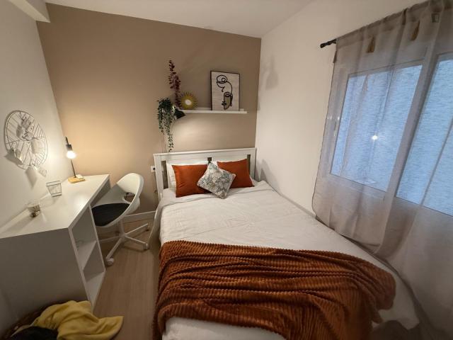 Beautiful double bedroom within walking distance to the city center