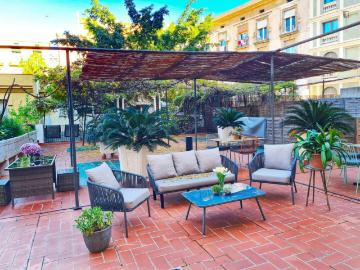 Beautiful double ensuite bedroom with access to a shared terrace in hotel in Ciutat Vella
