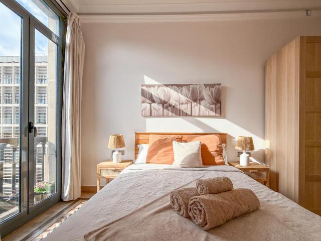 Beautiful double ensuite bedroom with private lounge area in coliving within walking distance to Universitat de Barcelona