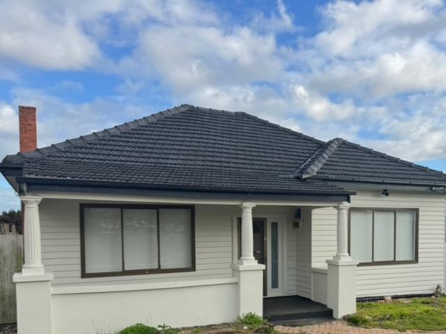 BEAUTIFUL DESIGN PERIOD STYLE HOME IN THE CENTRE OF MORWELL READY FOR INVESTOR OR OWNER OCCUPIER 4 BEDROOMS 3 LIVING AREAS 2 BATHROOMS NEW KITCHEN