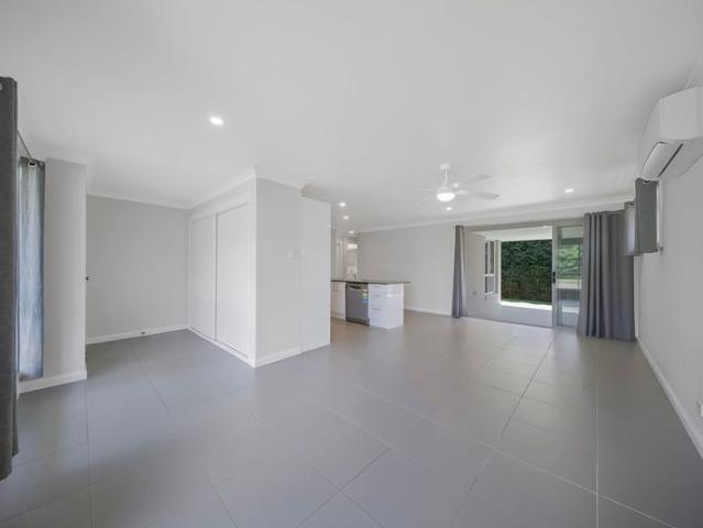 Beautiful Duplex Home Alfresco, Garage, Air Con, Solar Panels