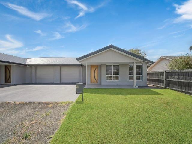 Beautiful Duplex Home Alfresco, Garage, Air Con, Solar Panels