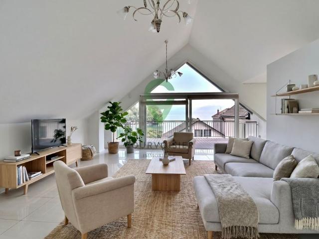 Beautiful duplex with splendid view of the lake and the Alps