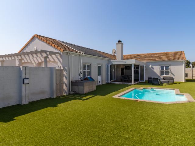 Beautiful Entertainers Home Opposite a Park in Sought After Sunningdale