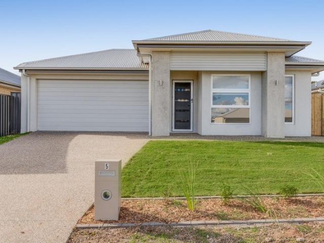 Beautiful Executive Style Family Home in a Super Convenient Location!