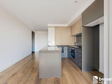 Beautiful Footscray Apartment Close to Station