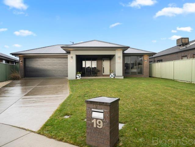 Beautiful Façade Family Home in Miners Rest with Alfresco, Modern Kitchen & Double Garage