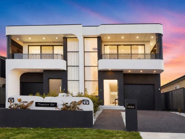 BEAUTIFUL FAMILY DUPLEX IN OUTSTANDING PANANIA POCKET