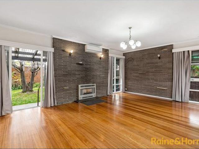 Beautiful Family Home Close to Everything!