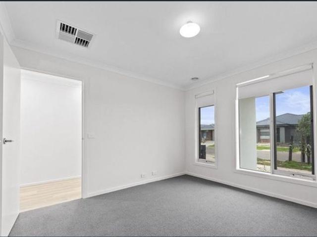 Beautiful Family Home Close to Shopping Centre and Train Station