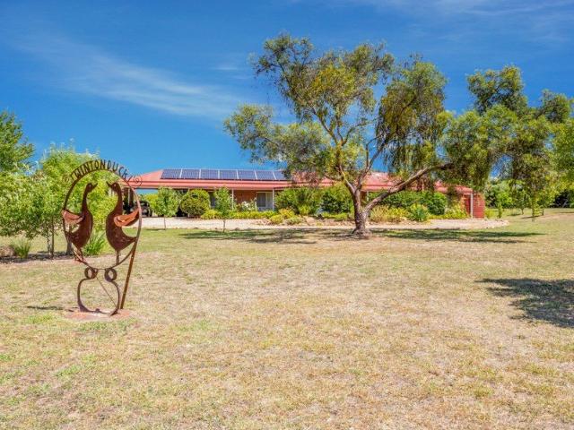 BEAUTIFUL FAMILY HOME FULLY FURNISHED