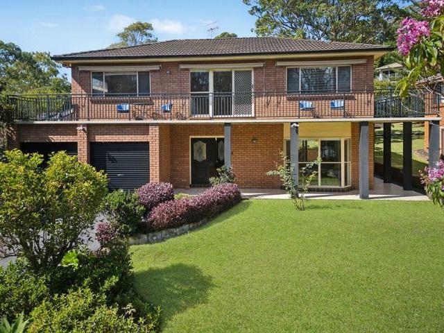 Beautiful family home in a desirable lakeside position