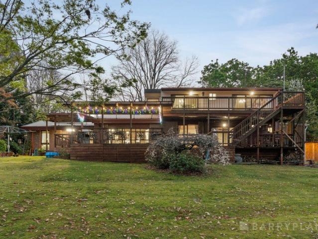 BEAUTIFUL FAMILY HOME IN A STUNNING EMERALD SETTING
