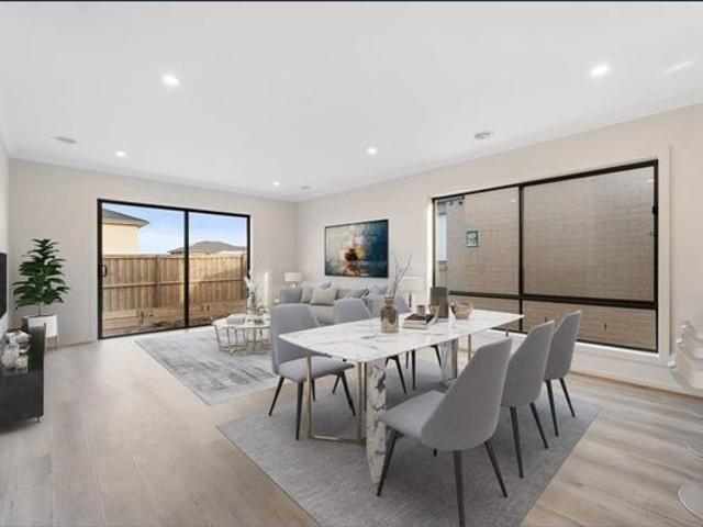 Beautiful Family Home in Manor Lakes!