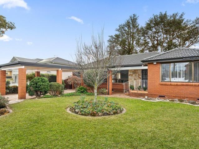 Beautiful Family Home in Premium Peakhurst Location