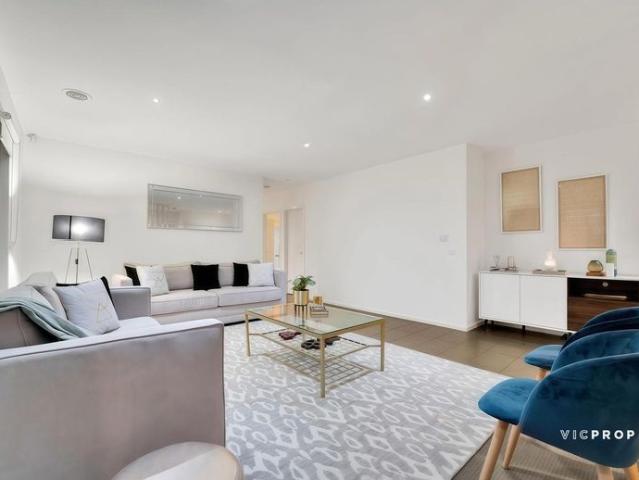 Beautiful Family Home in Prestigious Sanctuary Lakes Estate