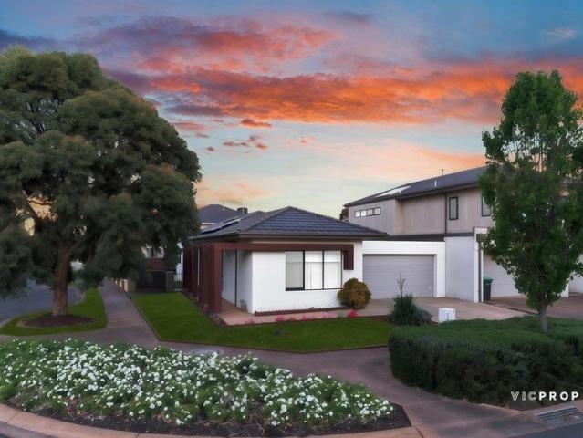 Beautiful Family Home in Prestigious Sanctuary Lakes Estate