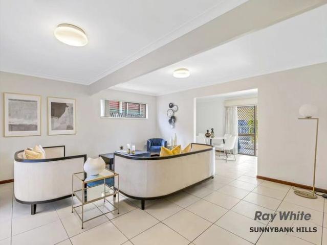 Beautiful family home in Prime Location of ROBERTSON