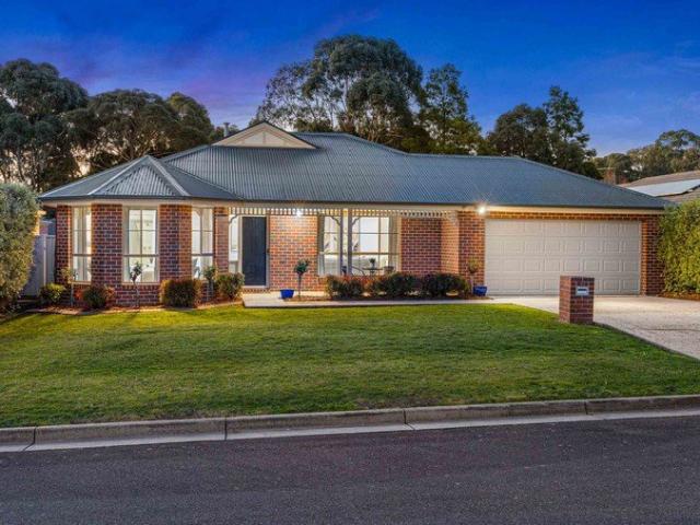 Beautiful family Home in Quiet Court with Outstanding Shedding