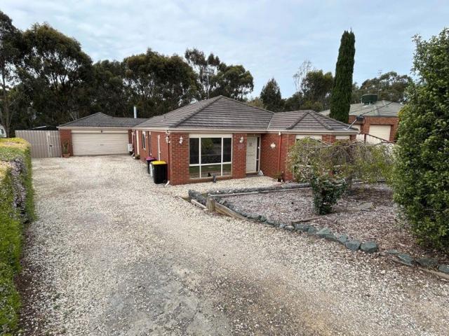Beautiful family home on a large block with a swimming pool!