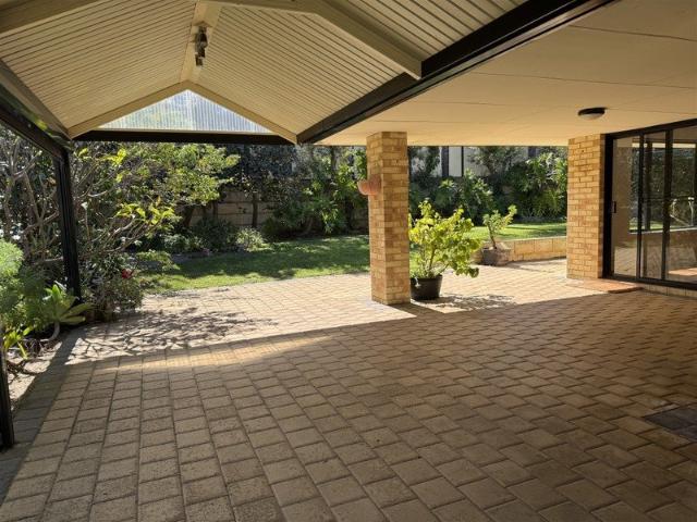 BEAUTIFUL FAMILY HOME LARGE GARDEN BRILLIANT LOCATION PETS ALLOWED