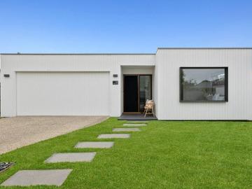 BEAUTIFUL FAMILY HOME LIGHT, SPACE & STYLE IN PERFECT HARMONY!