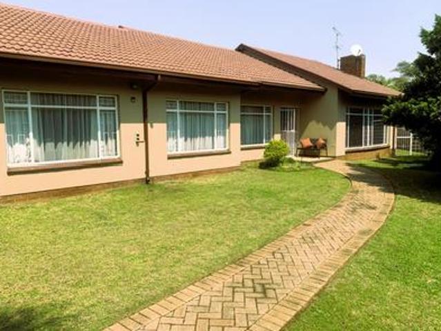 beautiful family home with pool in s.